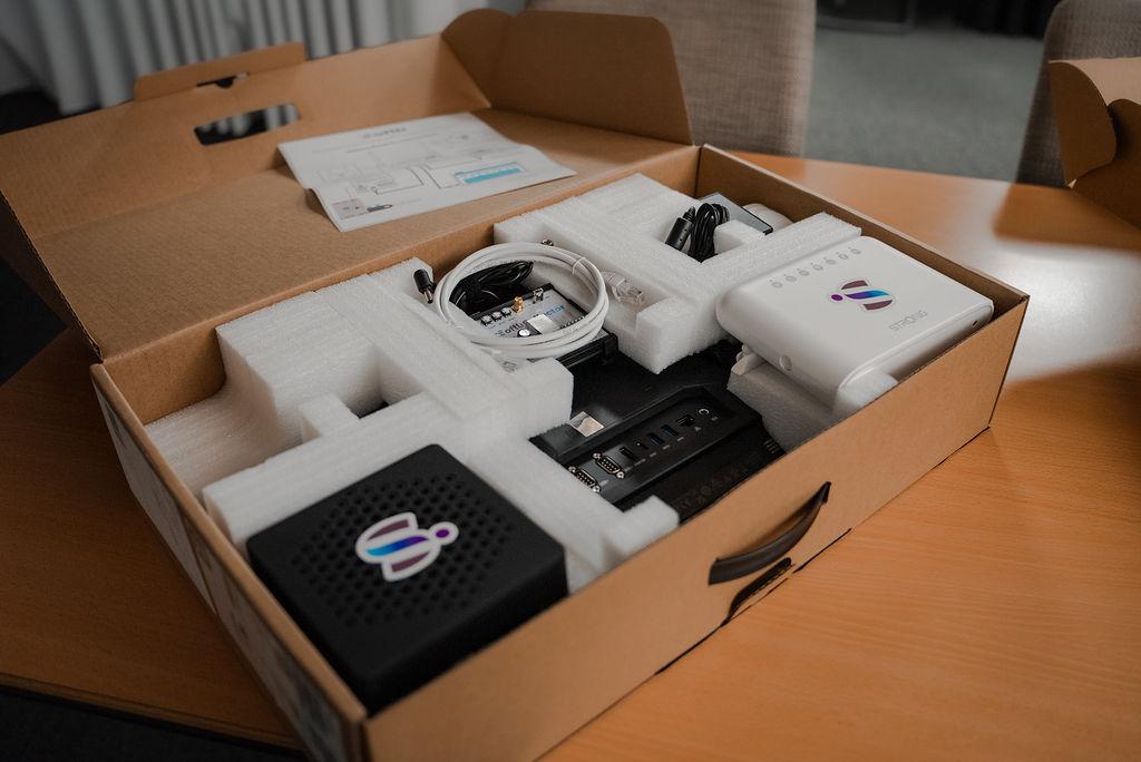 Kufřík, který obsahuje sběrač dat až pro 4 stroje, gateway, router, návod, dotykový terminál a přístup k helpdesku