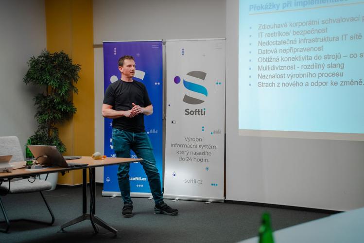 Michal Koza, Maintenance and Process Development Leader ze společnosti Parker Hannifin, účastníkům akce Brunch Meeting: Factory Edition popisuje překážky při implementaci MES SoftLi